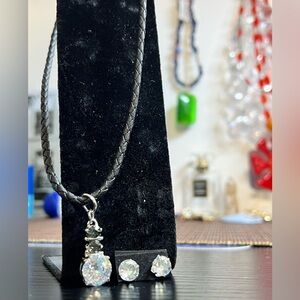 Beautiful Bling Set! Necklace & Post earrings Mint Condition No Returns